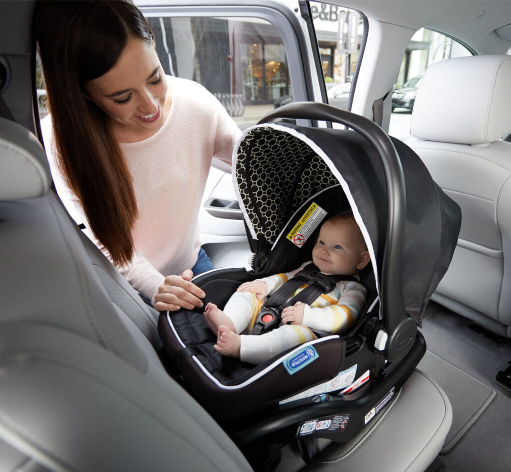 نوزاد در صندلی ماشین